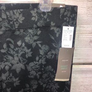 Maurices, skinny ankle mid-rise pants. Large